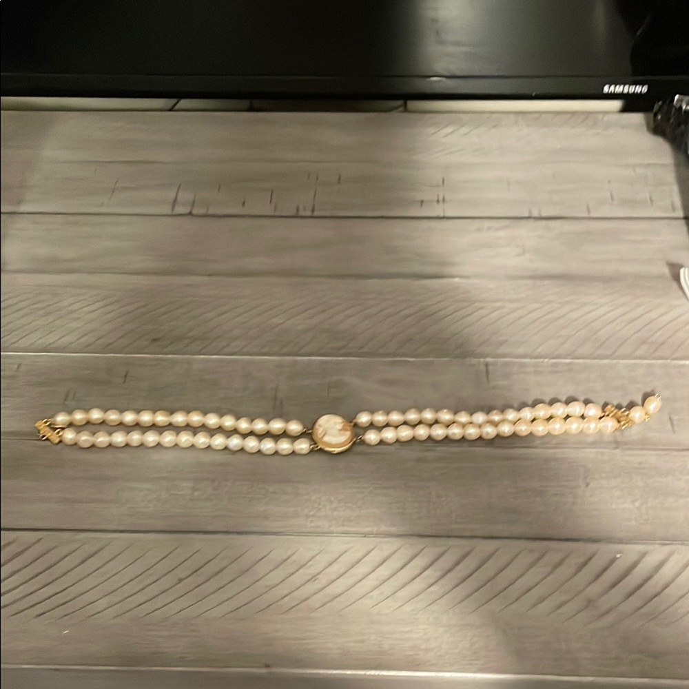 Elegant Pearl Choker Necklace with Gold Accents